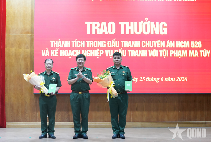  Trao thưởng các tập thể thực hiện tốt chuyên án. 