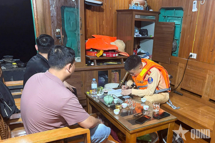  Lực lượng chức năng lập biên bản vi phạm đối với những người liên quan.