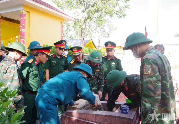  Các lực lượng chuyên trách khai quật lấy mẫu sinh phẩm hài cốt liệt sĩ. 