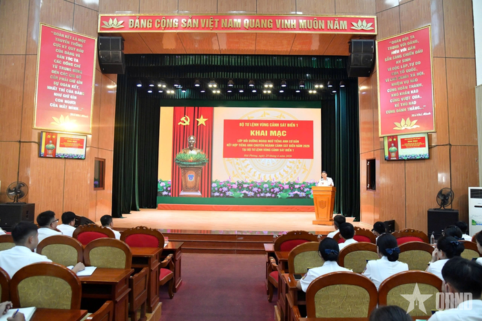  Quang cảnh khai mạc lớp bồi dưỡng ngoại ngữ tiếng Anh.