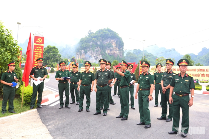 Thiếu tướng Đỗ Văn Tuấn cùng đoàn kiểm tra, chấm điểm Quân khu 1, kiểm tra, chấm điểm thực tế khuôn viên doanh trại Trung đoàn 246.