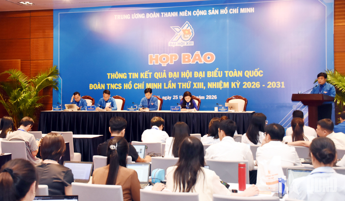 Các phóng viên, biên tập viên nghe thông tin nhanh kết quả đại hội tại buổi họp báo.