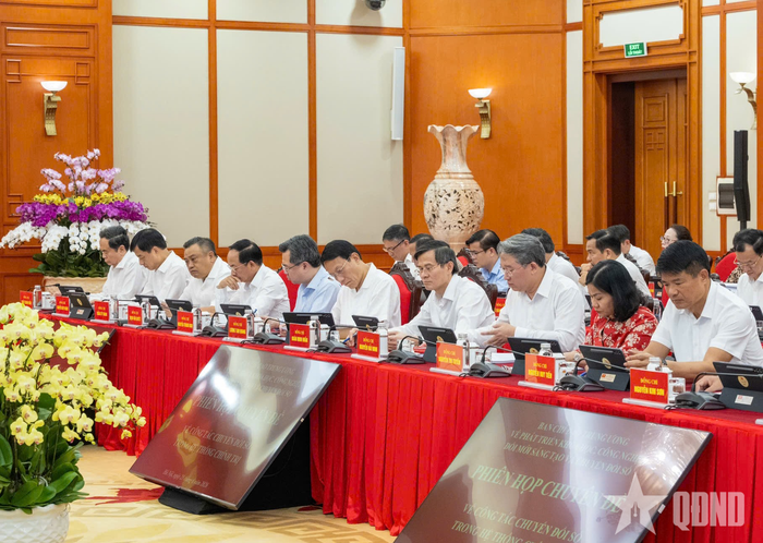  Các đại biểu tham dự phiên họp.