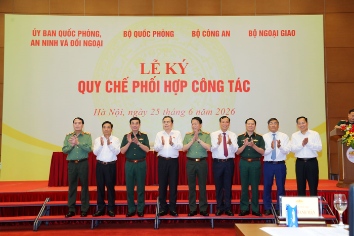 Chủ tịch Quốc hội Trần Thanh Mẫn; Đại tướng Phan Văn Giang; Đại tướng Lương Tam Quang và các đại biểu tại lễ ký kết. 