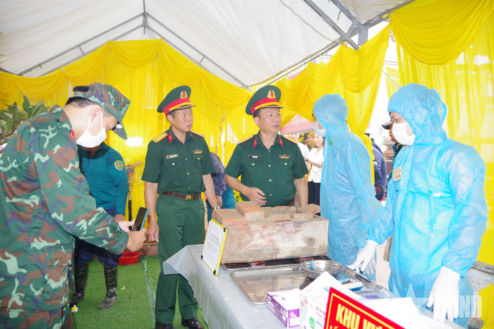 Đại tá Đặng Văn Hòa, Chính ủy Bộ CHQS thành phố kiểm tra công tác lấy mẫu HCLS tại Nghĩa trang Liệt sĩ Khu 3, xã Kiến Hưng, TP Hải Phòng. 
