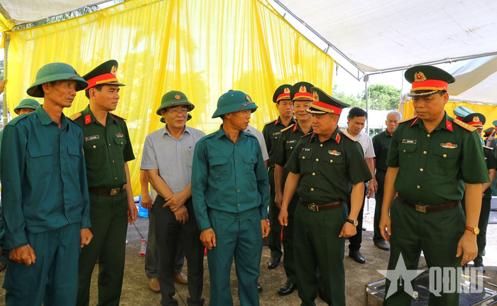 Thiếu tướng Khúc Thành Dư, Phó chính ủy Quân khu 3, Trưởng ban chỉ đạo 515 Quân khu kiểm tra công tác chuẩn bị lấy mẫu HCLS tại Nghĩa trang Liệt sĩ Minh Đức, xã Tứ Kỳ (TP Hải Phòng). 