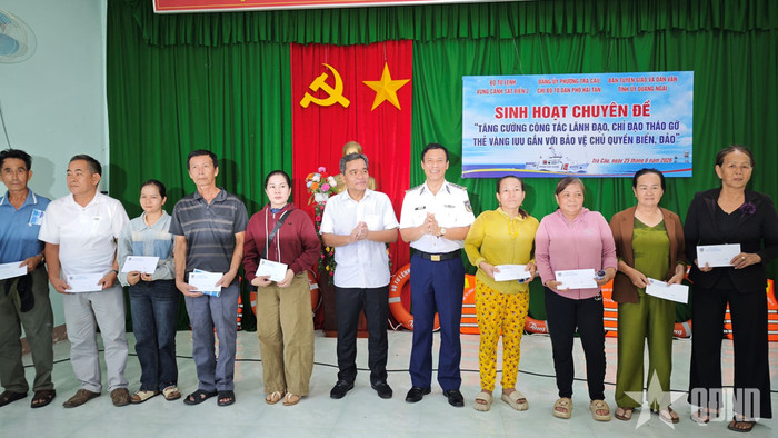 Trao quà tặng đảng viên tiêu biểu và ngư dân có hoàn cảnh khó khăn trên địa bàn phường Trà Câu.