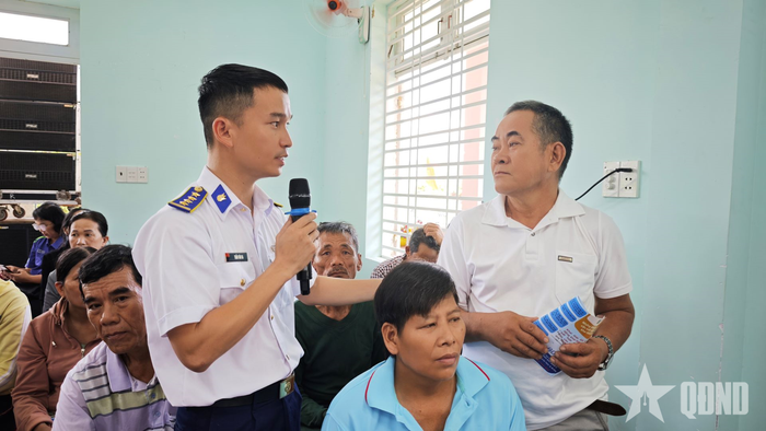 Bộ đội gặp gỡ, trao đổi, lắng nghe tâm tư, nguyện vọng, những thuận lợi, khó khăn của cán bộ, đảng viên và ngư dân trong quá trình khai thác hải sản trên biển.
