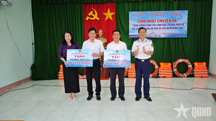 Vùng Cảnh sát biển 2 tặng cờ Tổ quốc, phao cứu sinh cho phường Trà Câu.