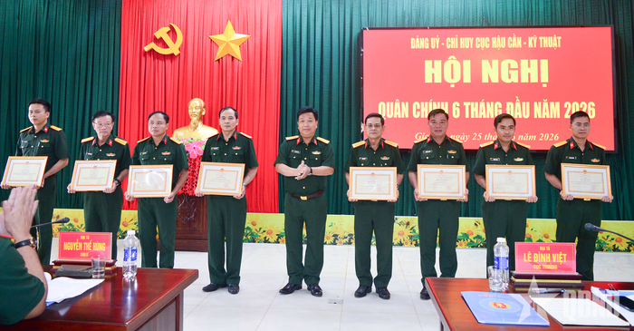 Đại tá Lê Đình Việt trao bằng khen của cấp trên tặng các tập thể.