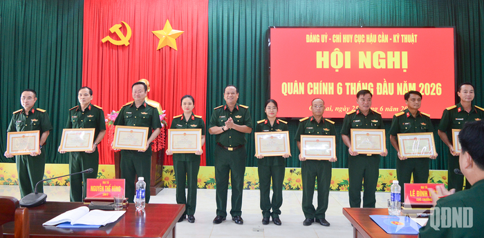  Đại tá Nguyễn Thế Hùng trao bằng khen của cấp trên tặng các cá nhân.