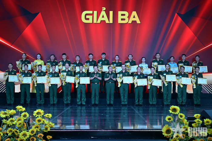 Thượng tướng Trương Thiên Tô và Thượng tướng Đỗ Xuân Tụng trao giải ba tặng các báo cáo viên. 