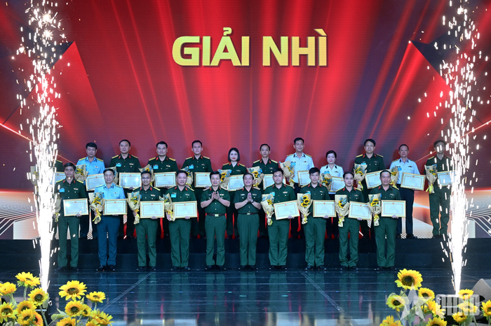 Thượng tướng Trương Thiên Tô và Thượng tướng Đỗ Xuân Tụng trao giải nhì tặng các báo cáo viên. 