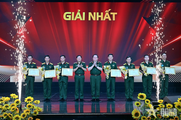 Đại tướng Nguyễn Trọng Nghĩa và Đại tướng Nguyễn Tân Cương trao giải nhất tặng các báo cáo viên. 