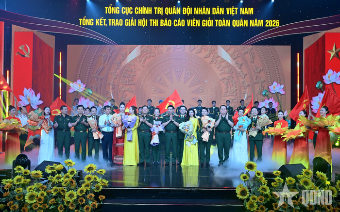 Lãnh đạo Bộ Quốc phòng, thủ trưởng Tổng cục Chính trị và đại biểu chụp ảnh chung với các nghệ sĩ. 