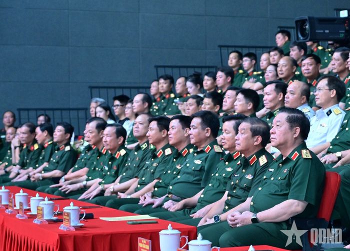 Đại tướng Nguyễn Trọng Nghĩa và các đại biểu dự chương trình. 