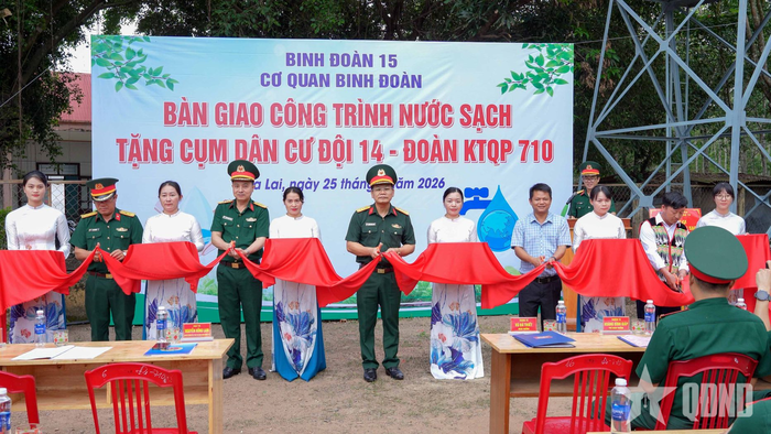 Đại tá Nguyễn Hồng Lam cùng các đại biểu thực hiện nghi thức bàn giao công trình nước sạch tặng nhân dân Cụm dân cư số 2, Đội 14, Đoàn KT-QP 710.