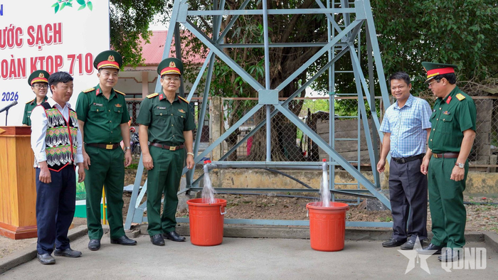  Các đại biểu và nhân dân kiểm tra hoạt động của công trình nước sạch sau khi được bàn giao.