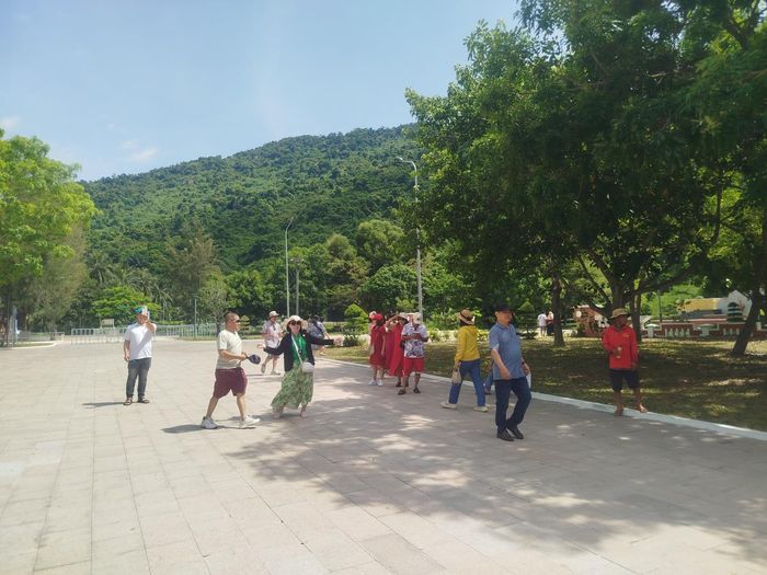 Du khách tham quan, trải nghiệm Khu Di tích Vũng Rô.
