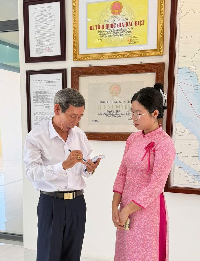 Tác giả đang trao đổi cùng chị Nguyễn Lê Huyền Anh, thuyết minh tại Ban Quản lý di tích Vũng Rô.