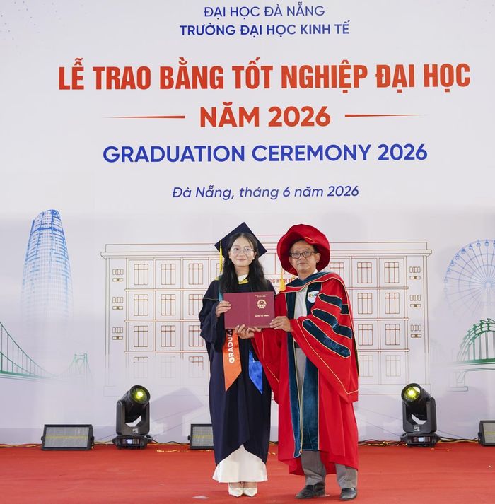 Đại diện lãnh đạo các khoa trao Bằng tốt nghiệp cho các tân cử nhân.