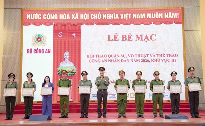 Thiếu tướng Lê Hồng Hiệp - Phó Cục trưởng Cục Công tác chính trị trao Bằng khen của Bộ Công an tặng các tập thể, cá nhân có thành tích xuất sắc trong Hội thao.