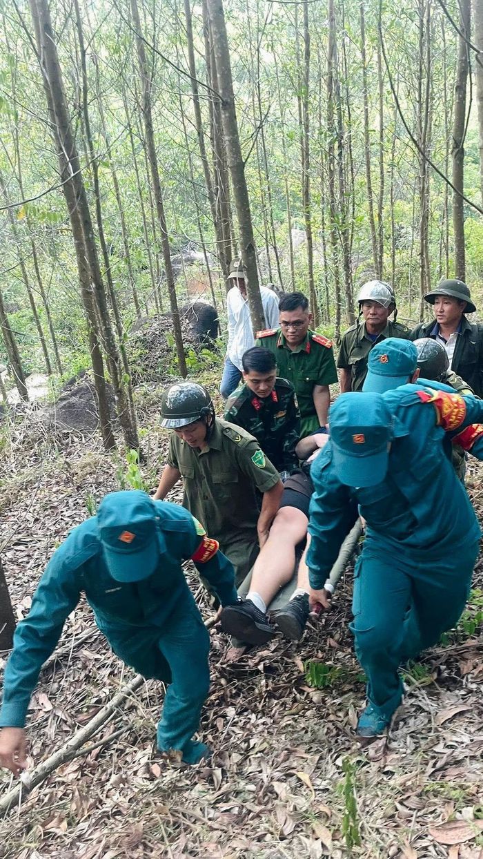 Lực lượng chức năng xã Duy Xuyên đưa nam du khách xuống núi an toàn và chuyển đến bệnh viện điều trị.
