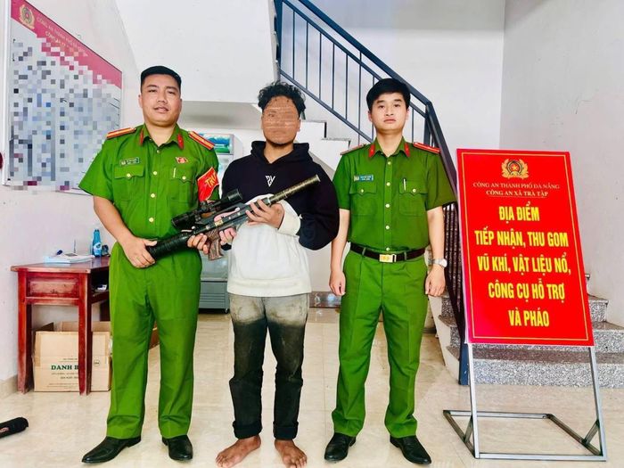 Công an xã Tam Mỹ và Trà Tập tiếp nhận vũ khí người dân giao nộp.