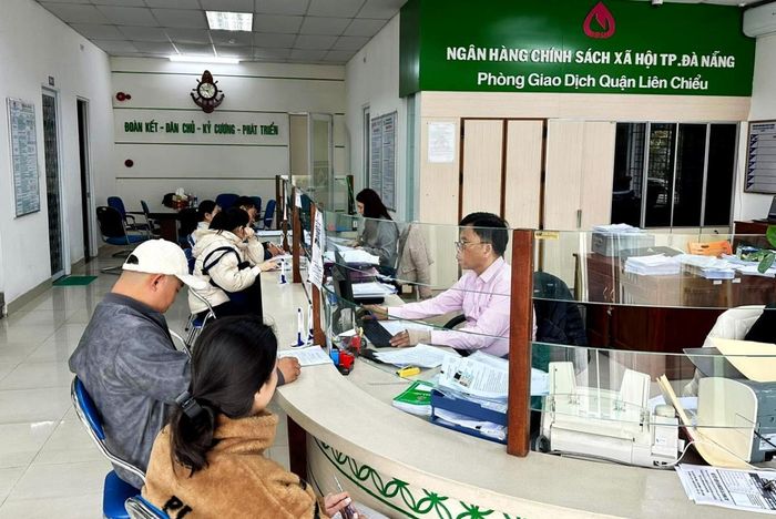 Phòng Giao dịch Liên Chiểu thuộc Chi nhánh VBSP TP Đà Nẵng giải ngân cho các công nhân vay vốn ưu đãi mua nhà ở xã hội.