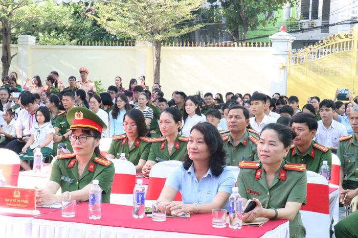 Đại tá Võ Thị Trinh cùng đại diện lãnh đạo các đơn vị, địa phương, các tổ chức đoàn thể và đông đảo gia đình CBCS tham gia chương trình