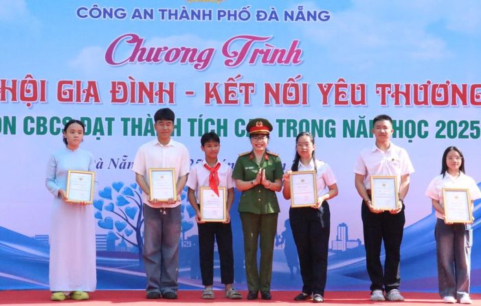 Công an thành phố biểu dương các học sinh đạt giải trong các kỳ thi cấp quốc gia và cấp thành phố