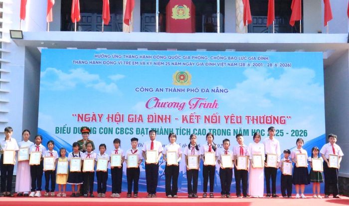 Tuyên dương con cán bộ công an có hoàn cảnh đặc biệt vượt khó vươn lên trong học tập; các em được nhận nuôi, đỡ đầu trong các chương trình “Mẹ đỡ đầu”, “Em nuôi của Đoàn”, “Con nuôi Công an xã”