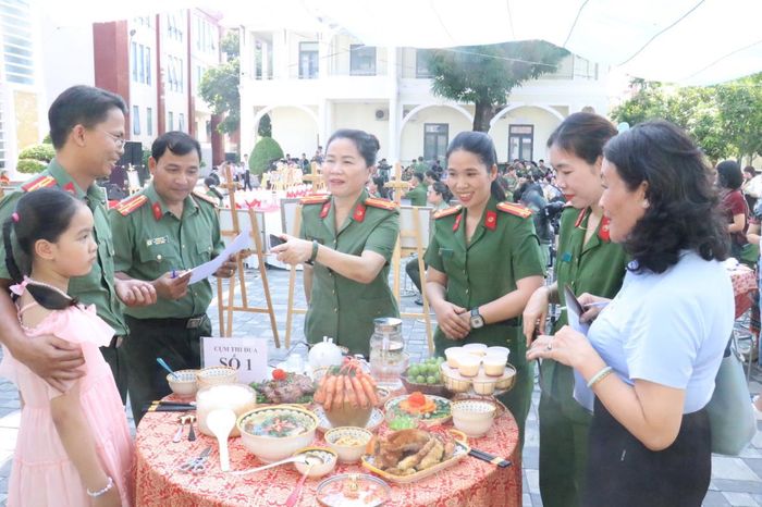 Mâm cơm gia đình của Cụm Thi đua số 1
