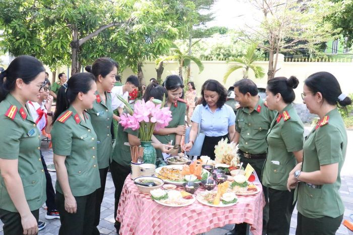 Mâm cơm gia đình của Cụm Thi đua XDLL-HC đạt giải nhất cuộc thi