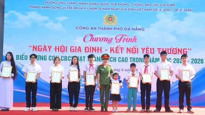 Công an thành phố biểu dương các học sinh đạt giải trong các kỳ thi cấp quốc gia và cấp thành phố