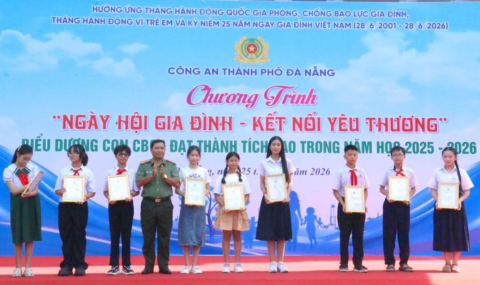 Trao giải cuộc thi vẽ tranh “Sắc màu tuổi thơ - Nói không với ma túy”
