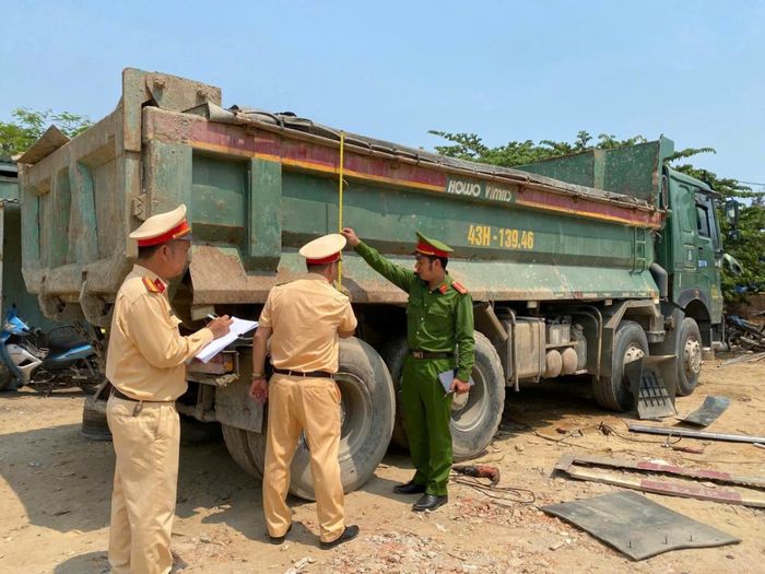 CSGT kiểm tra, đo thiết kế thành thùng xe tải ben