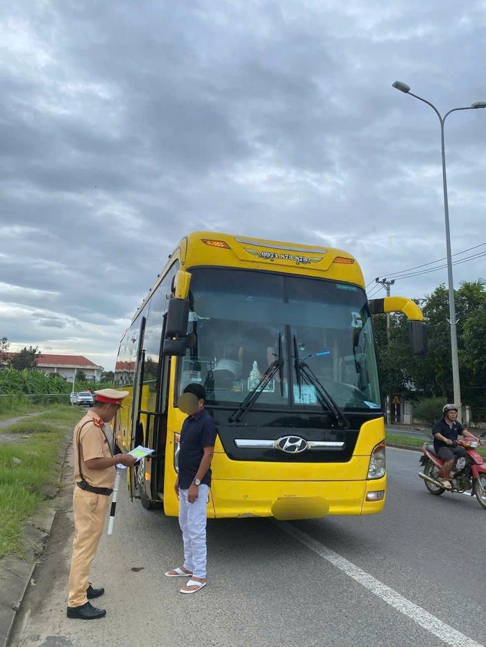 CSGT kiểm tra xe khách trong kế hoạch