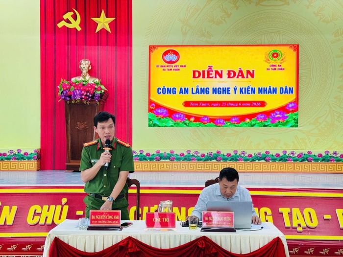 Trung tá Nguyễn Công Anh - Trưởng Công an xã Tam Xuân tiếp thu ý kiến của người dân.