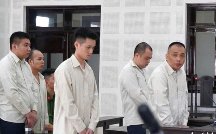Các bị cáo nghe tuyên án tại tòa
