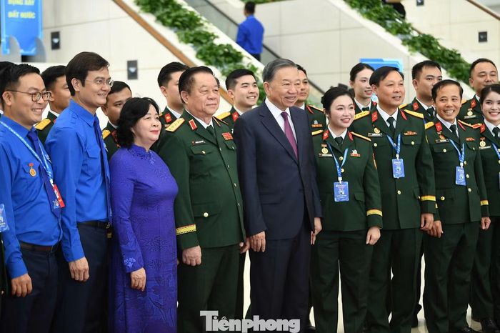 Tổng Bí thư, Chủ tịch nước Tô Lâm chụp ảnh với các đại biểu tham dự Đại hội.