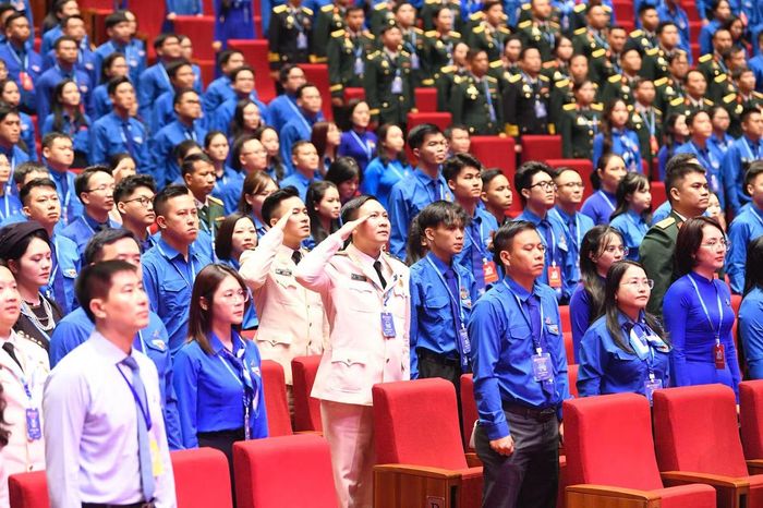 Các đại biểu thực hiện nghi thức chào cờ tại phiên Bế mạc Đại hội.