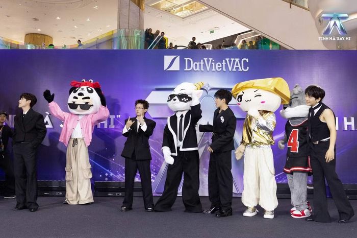 Loạt mascot độc quyền của các 'Anh trai' khiến khán giả vô cùng thích thú.