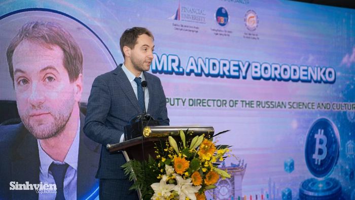 Đại diện đối tác quốc tế, ông Andrey Borodenko - Phó Giám đốc Trung tâm Khoa học và Văn hóa Nga tại Hà Nội (Đại sứ quán Liên bang Nga tại Việt Nam) nhận định, quan hệ hợp tác truyền thống bền vững giữa hai nước đang ngày càng được mở rộng sang các lĩnh vực mới như kinh tế số và công nghệ chuỗi khối. Sự kiện lần này là minh chứng sinh động cho tinh thần hợp tác đa phương, kết nối tri thức xuyên biên giới mà cả Việt Nam và Liên bang Nga cùng theo đuổi. Theo ông Andrey Borodenko, tài sản số hay sự giao thoa giữa trí tuệ nhân tạo và blockchain đang trở thành phần tất yếu của nền kinh tế toàn cầu thế kỷ XXI. “Cả Liên bang Nga và Việt Nam đều đang nỗ lực xây dựng những khung pháp lý phù hợp, vừa khuyến khích đổi mới sáng tạo, vừa bảo đảm an toàn hệ thống tài chính và bảo vệ quyền lợi các bên tham gia. Những kinh nghiệm thực tiễn được chia sẻ tại hội thảo không chỉ mang lại giá trị cho Việt Nam mà còn là nguồn tham khảo hữu ích cho các đối tác quốc tế”, ông Andrey Borodenko chia sẻ.