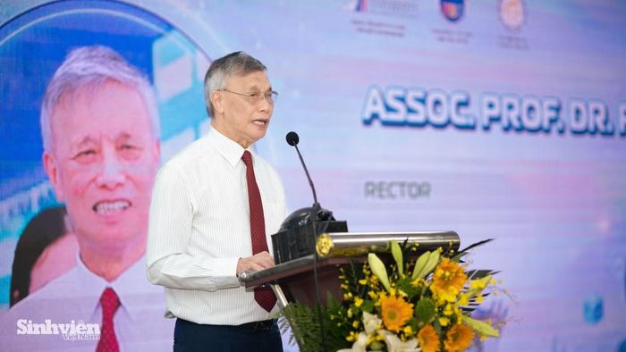 Phát biểu đề dẫn, PGS. TS Phạm Ngọc Ánh, Hiệu trưởng nhà trường khẳng định, trong dòng chảy của kỷ nguyên Web3, tài sản số không còn là khái niệm mang tính thử nghiệm mà đã trở thành một cấu phần tất yếu của nền kinh tế thực. Sự trỗi dậy của tài sản số đang định hình lại cấu trúc tài chính và phương thức vận động của dòng vốn toàn cầu. Việc từng bước hoàn thiện hành lang pháp lý, đặc biệt với những định hướng từ Luật Công nghiệp công nghệ số, đang mở ra không gian phát triển rộng lớn nhưng đồng thời cũng đặt ra hàng loạt thách thức về quản trị rủi ro hệ thống và bảo vệ nhà đầu tư.