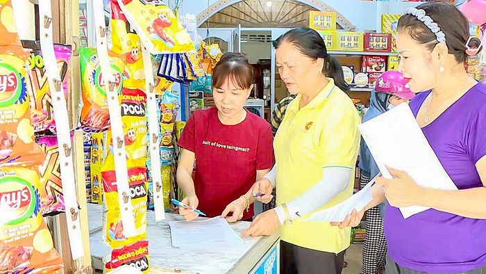  Cán bộ tổ dân cư khu phố 2 Phước Nguyên, phường Bà Rịa tuyên truyền chính sách pháp luật cho người dân. Ảnh: TRÚC GIANG 