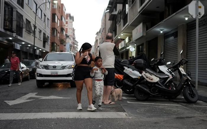  Người dân ở Caracas đổ ra đường để tránh bị thương khi các tòa nhà bắt đầu rung chuyển. Ảnh: MANAURE QUINTERO/AOL 