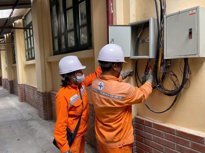  Nhu cầu tiêu dùng điện tăng mạnh trong chuỗi ngày miền Bắc oi nóng và tăng nhiệt 