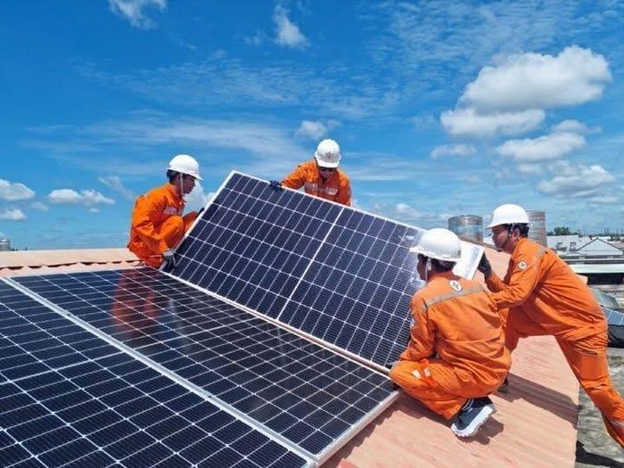  Nhiều hộ dân lắp đặt điện mặt trời mái nhà để ứng phó nguy cơ thiếu điện mùa nắng nóng. Ảnh: EVN MIỀN BẮC 