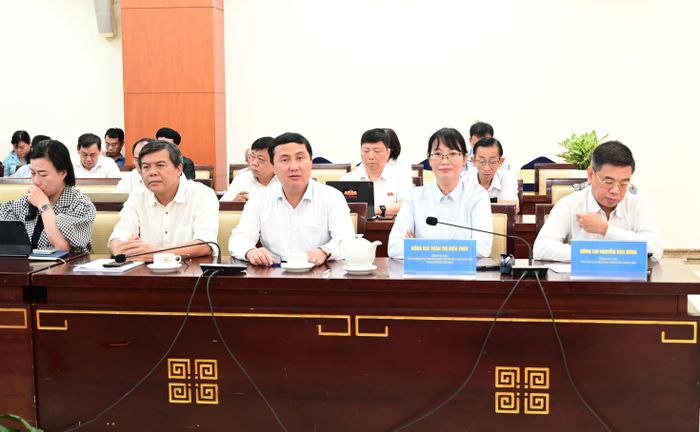  Lãnh đạo TPHCM cùng các đại biểu dự hội nghị. Ảnh: VĂN MINH 
